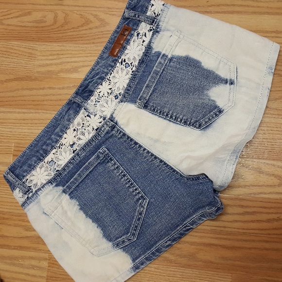 SOLD😍laace/bleach destroyed denim shorts size 5 - Picture 3 of 8